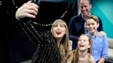 Taylor Swift posa con el príncipe William y sus hijos en concierto en Londres