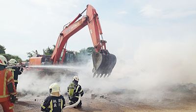 桃園大園區空地大火濃煙沖天！消防局：燃燒廢棄物、幸無人受傷