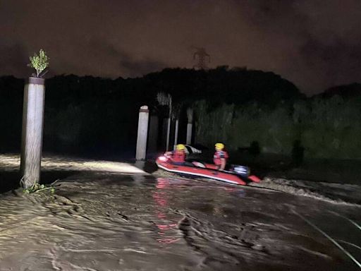 溪水暴漲4釣客受困大肚溪沙洲 消防駕橡皮艇漏夜全數救上岸