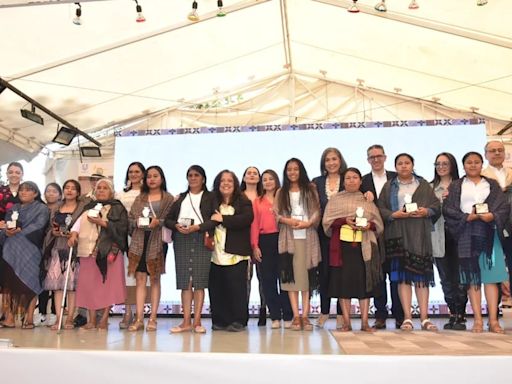 Mujeres artesanas de Guerrero son reconocidas por sus artesanías en el Museo Nacional de Culturas Populares