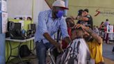 Precariedad laboral, dura realidad de migrantes varados en frontera de México