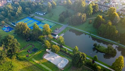 Wiltshire lake closed after toxic algae found as warning issued