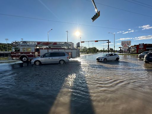 Watermain break in northwest Calgary closes several roads, leaves homes without water