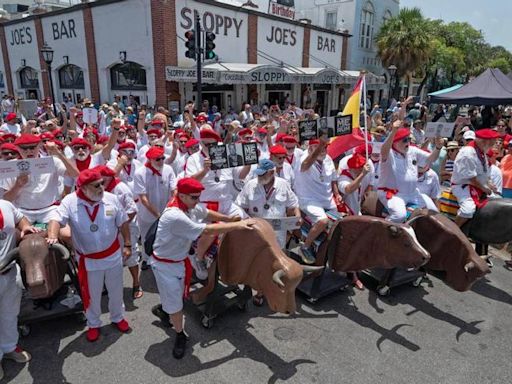 Sanfermines en Florida: un centenar de dobles de Hemingway trasladan la fiesta al otro lado del charco