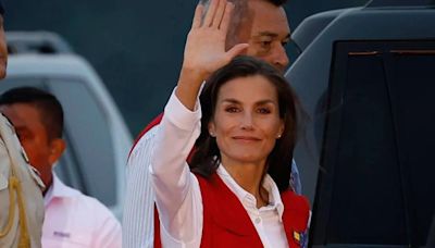 Letizia aterriza en Guatemala con su ‘look’ de cooperante y una leve cojera