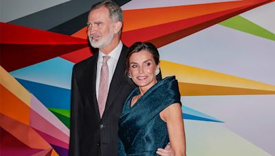 La reina Letizia rinde homenaje a la moda holandesa y brilla con pendientes de doña Sofía