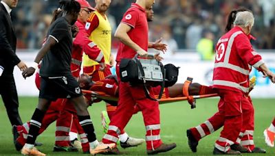 Terrible momento en el Udinese - Roma: Evan Ndicka se desploma con la mano en el corazón