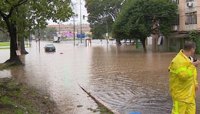 Em mais um dia de caos em Porto Alegre, bairros ficam alagados e aulas são suspensas