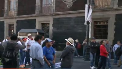 Profesores del Colegio de Bachilleres protestan frente a oficinas de la SEP, en el Centro Histórico