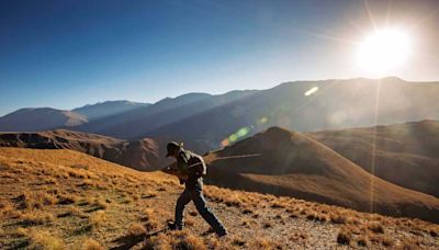 Qué es la caminata afgana: el ejercicio que arrasa por sus beneficios y es muy fácil de realizar