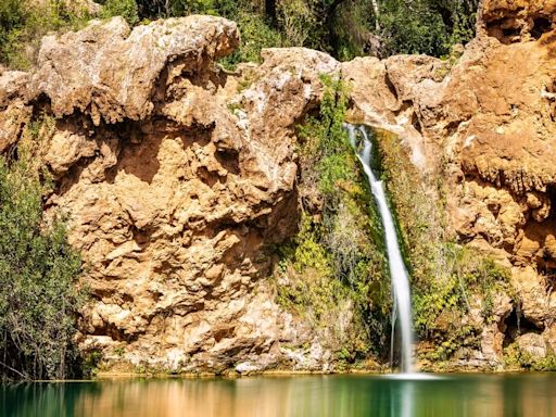La increíble piscina natural del Algarve a media hora de la frontera con España: con cascada y de aguas turquesas