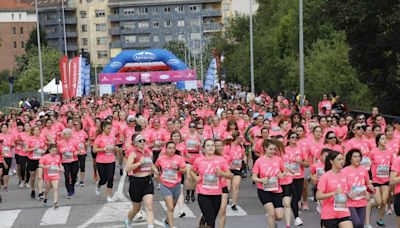 La marea rosa de la Carrera de la Mujer sigue creciendo: más de 5.000 personas corren en Gijón por el cáncer de mama y la igualdad