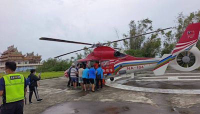 海象惡劣病患待救 空勤直升機首度降落小琉球機場