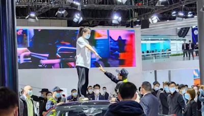 上海車展爬上特斯拉車頂抗議 大陸車主被判賠償、公開道歉