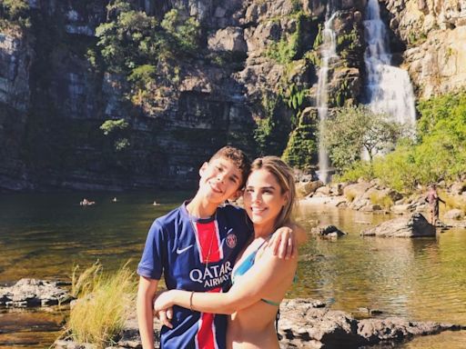 Wanessa Camargo se refresca em cachoeira da Chapada dos Veadeiros com o filho José