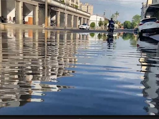 天文大潮發威！屏東東港「海水倒灌」 民眾「汪洋中騎車」畫面曝