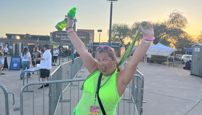 NKOTB fans brave dangerous heat at outdoor concert in Phoenix