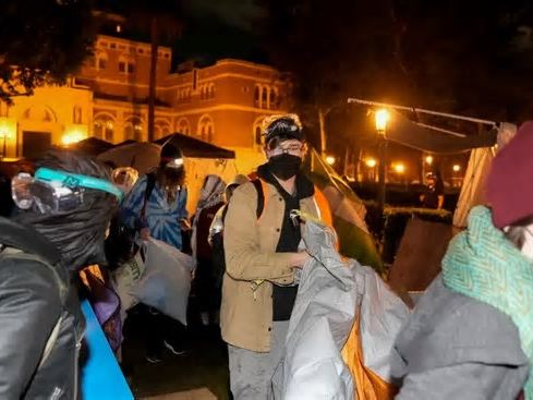 La Policía desalojó a un grupo de manifestantes que acampaba en la Universidad del Sur de California por la guerra en Gaza