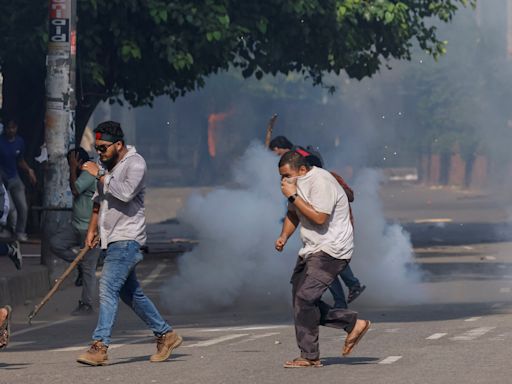 Violence breaks out at Bangladesh anti-quota protests, government orders probe into killings