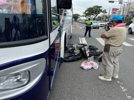 驚險車禍！女騎士遭公車、聯結車夾殺 機車稀爛人逃過死劫 | 蕃新聞