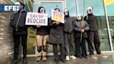 Público Tv - Activistas medioambientales protestan en Bruselas contra el oleoducto EACOP