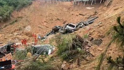 廣東梅龍高速公路路陷增至24死30傷 20輛車跌落巨坑