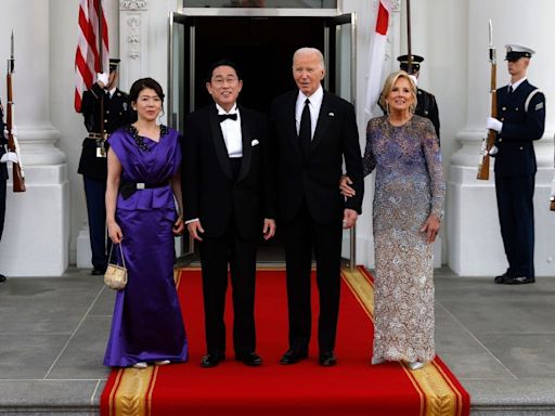 Tim Cook, Robert De Niro, and Hillary Clinton rubbed shoulders at the White House state dinner for Japan — see the night's best photos