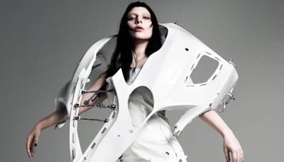 Lady Gaga sorprende con un vestido hecho con piezas de auto - La Tercera
