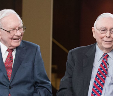 Warren Buffett's return to Berkshire Hathaway's center stage is bittersweet without Charlie Munger