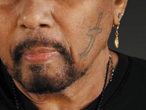 See Aaron Neville and a get a free book? Yes, please. Here's how.