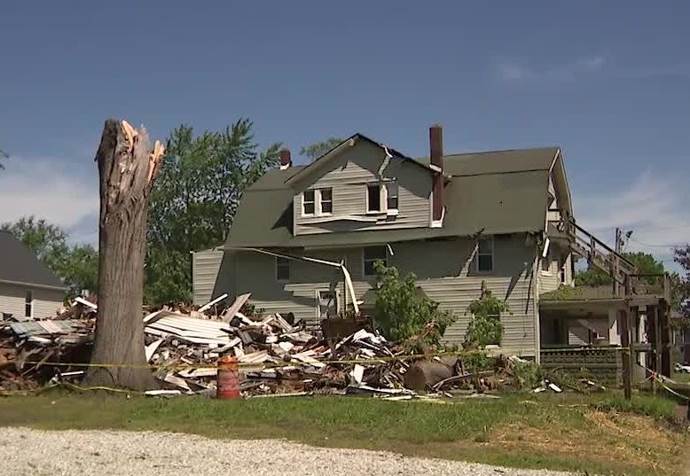 ‘I knew it was going to fall’: Man killed by tree that fell on Akron home