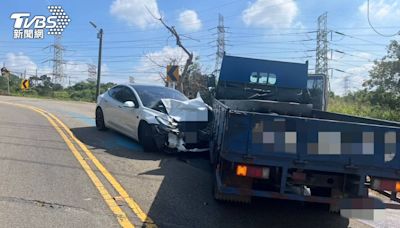 台中3百萬特斯拉逆向對決貨車！車頭毀釀3傷 電池冷卻液染藍馬路