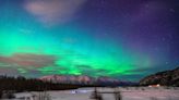 10 Fotos von Nordlichtern, die den Nachthimmel über den USA und Europa erleuchten