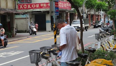 未填傷害險意願無法借YouBike2.0 民眾站車柱前苦惱