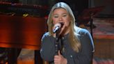 Fans are impressed by Kelly Clarkson's Spanish in her cover of 'La Bamba'