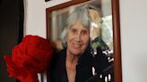 Cientos de personas despiden a la activista y bailarina Joan Jara, viuda de Víctor Jara