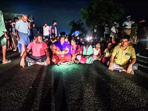 Guduvanchery residents block GST Road over power outages | Chennai News - Times of India