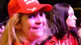 Victoria Federica y la Infanta Elena roban el protagonismo en la fiesta de 'La Roja'. ¡Tropezón incluido!