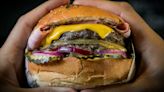 Pidieron una hamburguesa sin carne ni pan, les cobraron $3.400 y lo que les sirvieron fue insólito