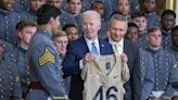 Biden celebra con los Army Black Knights el trofeo militar de fútbol americano