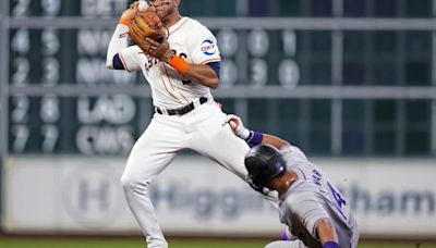 Astros shortstop Jeremy Peña misplays pop fly while taking part in an in-game TV interview