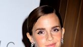 Emma Watson enamora con el esmalte perfecto y el colorete que alarga la sensación de verano