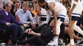 Entrenador de los Wolves se lesiona la rodilla en la cancha