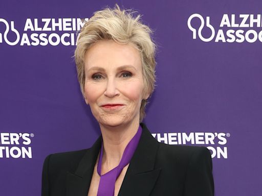 Jane Lynch Talks Returning to Her ‘Glee’ Character, What the Young Cast was Like on Set & More