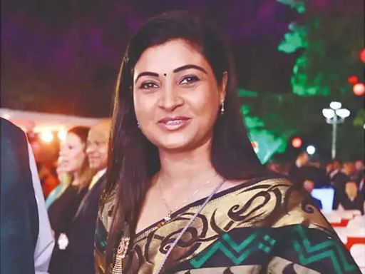 'Jute Mar Ke Bahar Kar Do ... ': Controversy erupts after Alka Lamba's remark at Mahila Congress meeting | Bhopal News - Times of India