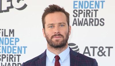 Armie Hammer avoue avoir « éraflé » son ex avec un couteau mais précise qu’il n’y a pas eu d’effusion de sang