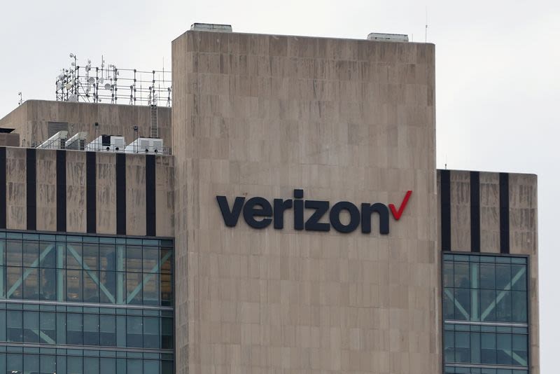 Verizon posts fewer first-quarter subscriber losses on flexible plan demand