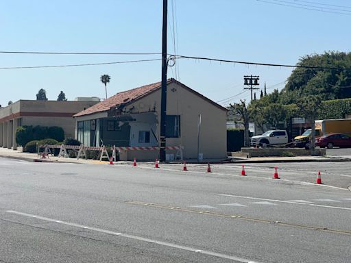 3 dead, 3 injured after Tesla crashes into light poles, building in Pasadena