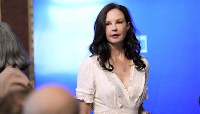 Ashley Judd, Aloe Blacc open up about deaths of Naomi Judd, Avicii in White House visit