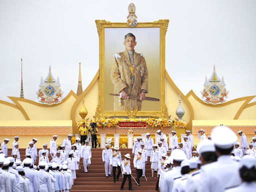 Tailandia celebra el 72 cumpleaños del rey en medio del debate sobre la lesa majestad